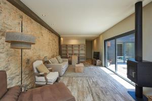 un soggiorno con un divano e una TV di Villa Oasis - w pool near Cascais centre a Cascais