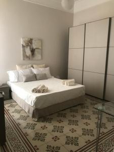 パレルモにあるA casa da Carloのベッドルーム1室(大型ベッド1台、タオル付)
