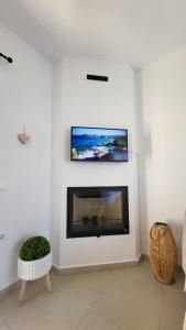 TV a/nebo společenská místnost v ubytování Gardenia - Morfi Village with pool