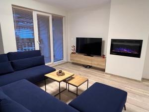 TV a/nebo společenská místnost v ubytování MidnightBlue Apartment