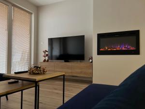 TV a/nebo společenská místnost v ubytování MidnightBlue Apartment