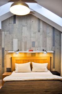 Un pat sau paturi într-o cameră la Cabana Poarta Retezat