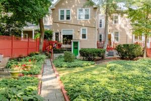 ein Haus mit einem roten Zaun und einem Garten in der Unterkunft Princeton Gem - Walk Everywhere! in Princeton