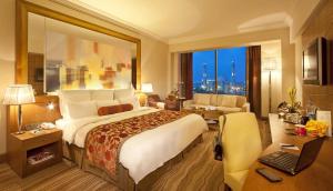 een slaapkamer met een groot bed en een woonkamer bij Hotel De Huespedes near international airport in New Delhi