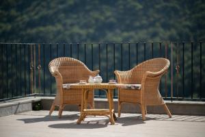 2 rieten stoelen en een tafel op een patio bij Il Labirinto in Colli a Volturno