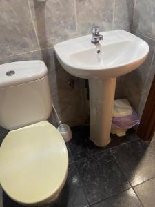 a bathroom with a toilet and a sink at La Ferroviaria - Habitaciones Con Baño Privado Sin Ascensor in Zaragoza