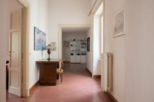 een hal met een bureau en een tafel in een kamer bij Il Labirinto in Colli a Volturno