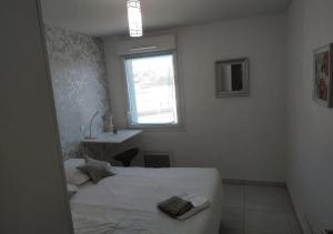 - une chambre avec un lit, un lavabo et une fenêtre dans l'établissement Magnifique rooftop duplex climatisé aux ARCEAUX, à Montpellier