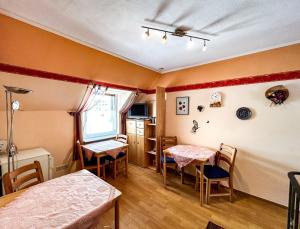 ein Zimmer mit 2 Tischen und Stühlen sowie einer Küche in der Unterkunft Gästezimmer Bruno in Bremm