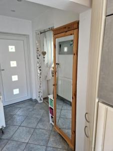 ein Bad mit einem Spiegel im Zimmer in der Unterkunft Weißenspring 