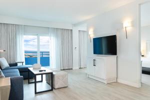 TV a/nebo společenská místnost v ubytování Ocean Place Resort & Spa