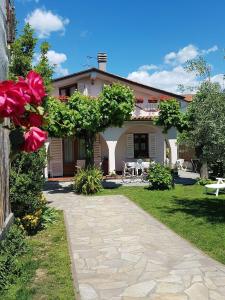 uma casa com um passadiço de pedra em frente em Villa im bekannten Strandort Forte dei Marmi mit schönem Garten und ruhig gelegen em Forte dei Marmi