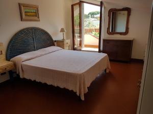 um quarto com uma cama, um espelho e uma porta em Villa im bekannten Strandort Forte dei Marmi mit schönem Garten und ruhig gelegen em Forte dei Marmi