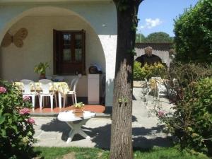 uma casa com uma mesa e cadeiras num quintal em Villa im bekannten Strandort Forte dei Marmi mit schönem Garten und ruhig gelegen em Forte dei Marmi