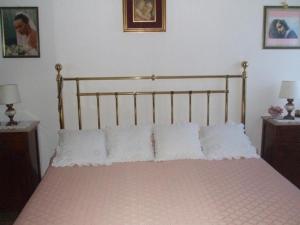 uma cama com quatro almofadas num quarto em Villa im bekannten Strandort Forte dei Marmi mit schönem Garten und ruhig gelegen em Forte dei Marmi