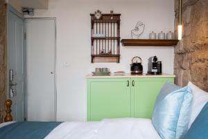 1 dormitorio con armarios verdes y blancos y 1 cama en Villa Sera, en Acre