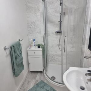 a bathroom with a shower and a sink at Stylish Apartment, self check-in, 25mins to Gatwick Airport in Thornton Heath