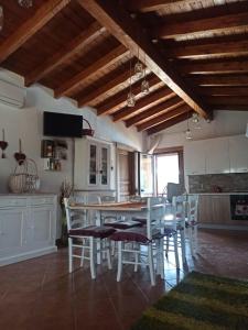 uma cozinha e sala de jantar com mesa e cadeiras em Dimora Pellegrino em Sternatia