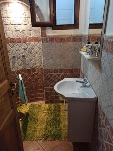 uma casa de banho com um lavatório e um espelho em Dimora Pellegrino em Sternatia