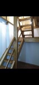 um conjunto de escadas de madeira num quarto em Dimora Pellegrino em Sternatia