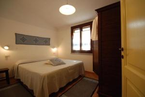 um pequeno quarto com uma cama e uma janela em Ferienhaus in Torre Dei Corsari mit Terrasse und Meerblick - b56406 em Torre dei Corsari