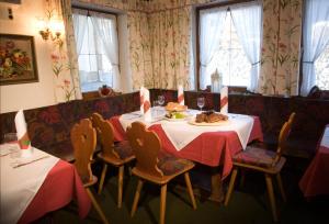 A seating area at Hotel Vomperhof