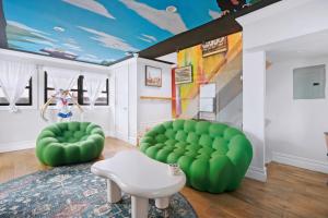 een woonkamer met 2 groene stoelen en een blauw plafond bij Free Parking - Sailor Moon Art HSE Williamsburg in Brooklyn