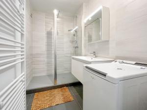 Kúpeľňa v ubytovaní Joli appartement avec vue imprenable sur la baie des Sables - 4 pers