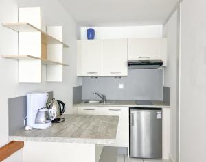 Kuchyňa alebo kuchynka v ubytovaní Joli appartement avec vue imprenable sur la baie des Sables - 4 pers