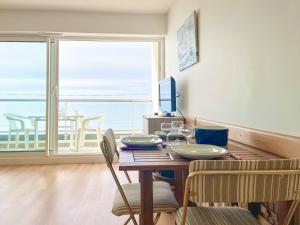 Televízia a/alebo spoločenská miestnosť v ubytovaní Joli appartement avec vue imprenable sur la baie des Sables - 4 pers