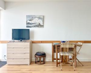 Televízia a/alebo spoločenská miestnosť v ubytovaní Joli appartement avec vue imprenable sur la baie des Sables - 4 pers