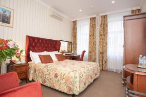 Postel nebo postele na pokoji v ubytování Swiss Hotel