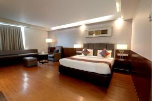 une chambre d'hôtel avec un lit et un salon dans l'établissement Hotel Care Holiday Banjara- a Luxury Collection Hotel- An Svm Hotel, à Hyderabad