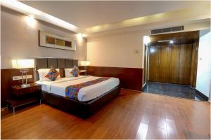 een slaapkamer met een groot bed in een kamer bij Hotel Care Holiday Banjara- a Luxury Collection Hotel- An Svm Hotel in Hyderabad