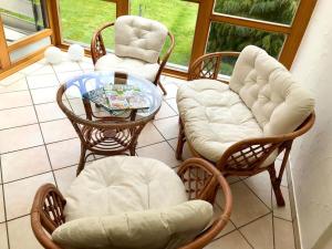 - un groupe de chaises, une table, une table et des chaises dans l'établissement Ferienwohnung „Landidylle“, à Stemwede