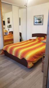 a bedroom with two beds and a large mirror at Appartement loft. A 2km de la colline d'Elancourt in Trappes