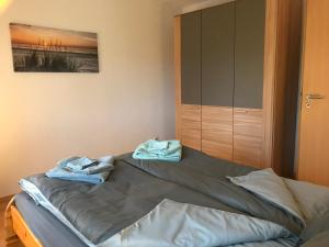 - une chambre avec un lit et des serviettes dans l'établissement Ferienwohnung „Landidylle“, à Stemwede