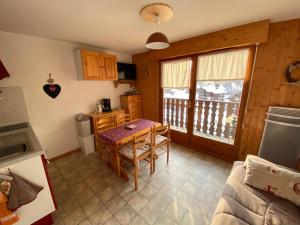 Kuchyňa alebo kuchynka v ubytovaní Studio agréable près du centre de Châtel avec Multi Pass été 2024 à 3€/jour/personne ! - FR-1-693-59