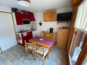 Kuchyňa alebo kuchynka v ubytovaní Studio agréable près du centre de Châtel avec Multi Pass été 2024 à 3€/jour/personne ! - FR-1-693-59