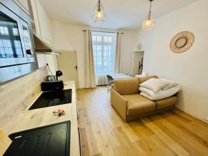 A kitchen or kitchenette at Le François 1er - Studio entre Loire et Château Royal - Manoir de la Concorde