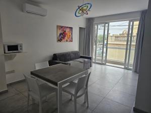 sala de estar con mesa y sofá en One bedroom apartment Msida, en Msida