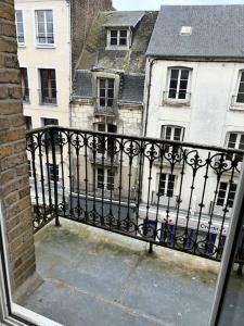 Aussicht aus einem Fenster eines Gebäudes mit einem Zaun in der Unterkunft Chez Micheline (grande rue) in Dieppe