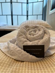 Eine große Seilrolle lag auf einem Bett. in der Unterkunft A Place To Stay Stavanger, apartment 4 in Stavanger