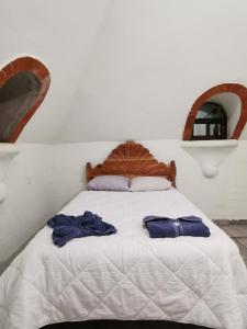 Una cama con dos albornoces azules encima. en Mitico El Castillo, en Palenque 63 fotos más