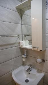 La salle de bains est pourvue d'un lavabo et d'un miroir. dans l'établissement Apartment M, à Višegrad