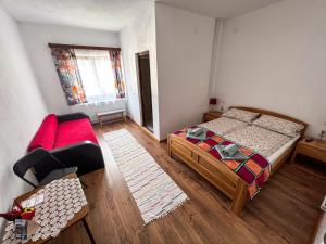 1 dormitorio pequeño con 1 cama y 1 sofá en Casa Forrás, en Borsec