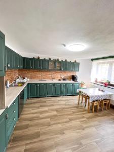 Kuchyň nebo kuchyňský kout v ubytování Casa Forrás