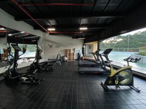 un gimnasio con cintas de correr y máquinas elípticas en Suite Estelar - A Pasos del Aeropuerto, en Rionegro