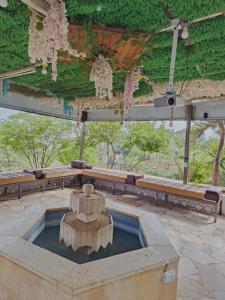 fontanna w środku parku z ławkami w obiekcie شاليه للايجار اليومي والاسبوعي w mieście Amman