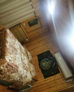 una vista aérea de una habitación con una cama y una lámpara en شاليه للايجار اليومي والاسبوعي, en Amán
